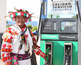 Novedosa gasolinera de ind&iacute;genas