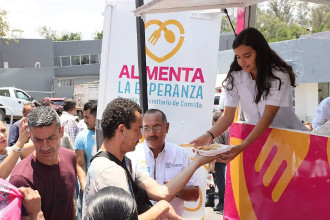 En unidad m&oacute;vil, DIF estatal distribuye comida caliente en Tepic