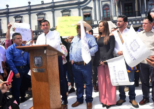 Ataja gobernador Echevarr&iacute;a inconformidad de trabajadores de Salud