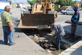 Limpian zanjones y canales para evitar inundaciones por lluvias