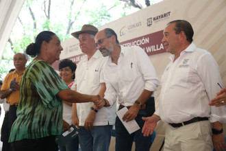 Reciben dinero del gobierno para reconstrucci&oacute;n de viviendas