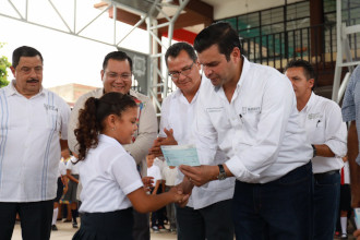 El gobernador Echevarr&iacute;a empez&oacute; entrega de beca universal