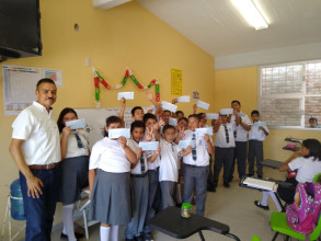 Se entrega beca universal de 250 pesos por estudiante