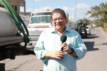 Reparto de agua en pipas suple deficiencias en colonias de Tepic