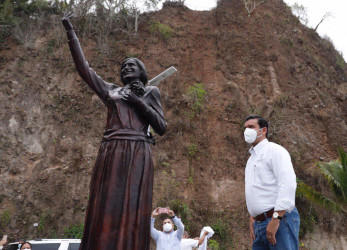 Dos esculturas, como atractivo tur&iacute;stico, devela To&ntilde;o en Aticama