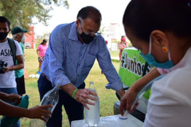 Polo reparte desinfectantes; advierte sobre la presencia a&uacute;n del Covid-19