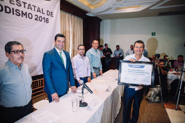 &iexcl;Somos muchos, m&aacute;s de cien!