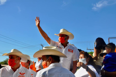 Nacho Flores en campa&ntilde;a cual reina de carnaval