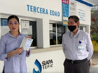 El director de SIAPA-Tepic, dama de compa&ntilde;&iacute;a de Geraldine