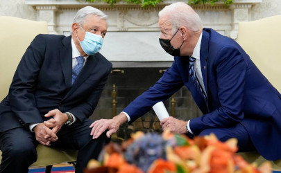 Abrazos, no balazos; somos hombres no payasos